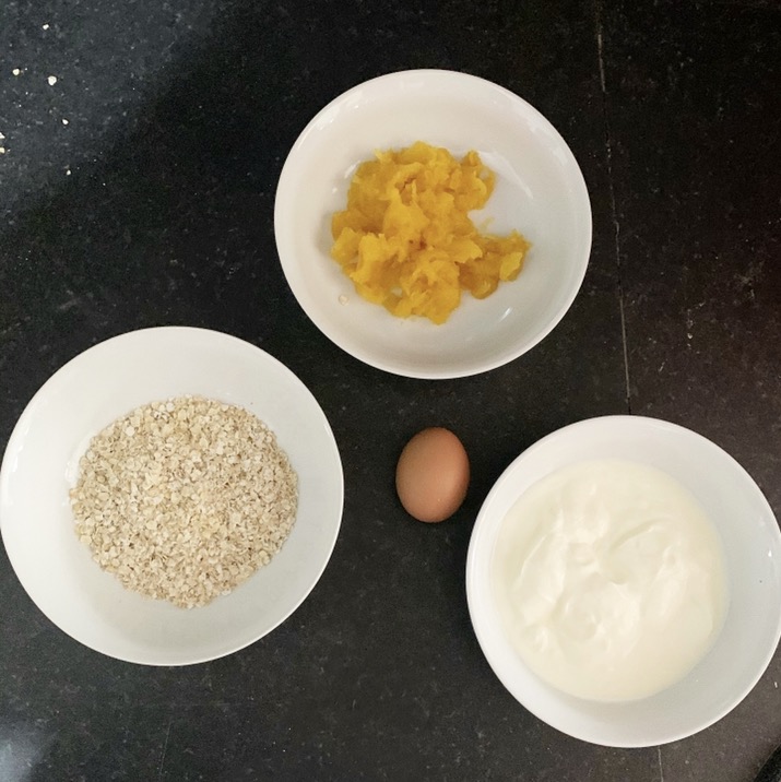 3 bowls containing oats and pumpkin in order to make the baked oats